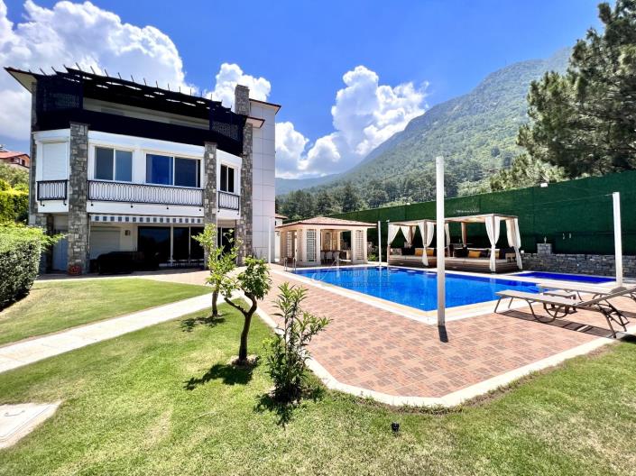 Image No.5-8 Bed Villa for sale