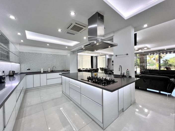 Image No.17-8 Bed Villa for sale