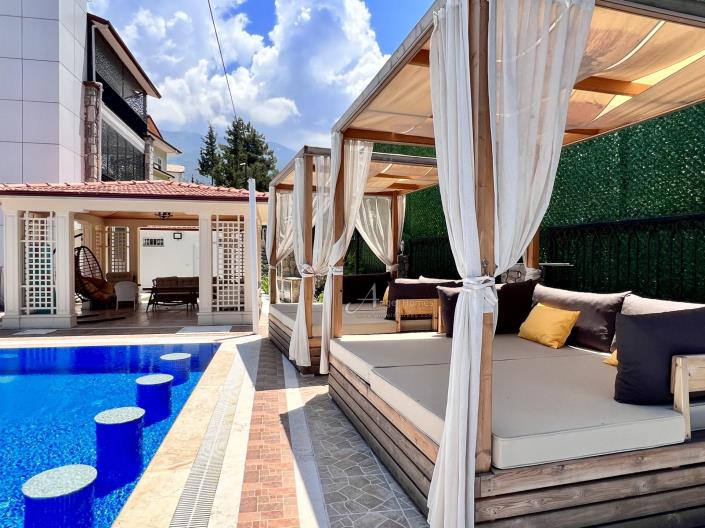 Image No.9-8 Bed Villa for sale