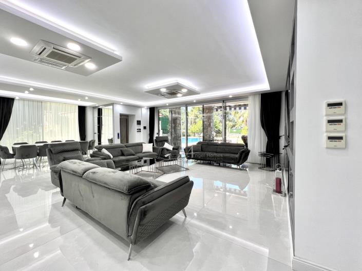 Image No.25-8 Bed Villa for sale