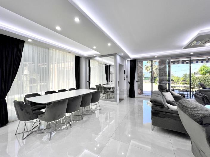 Image No.18-8 Bed Villa for sale