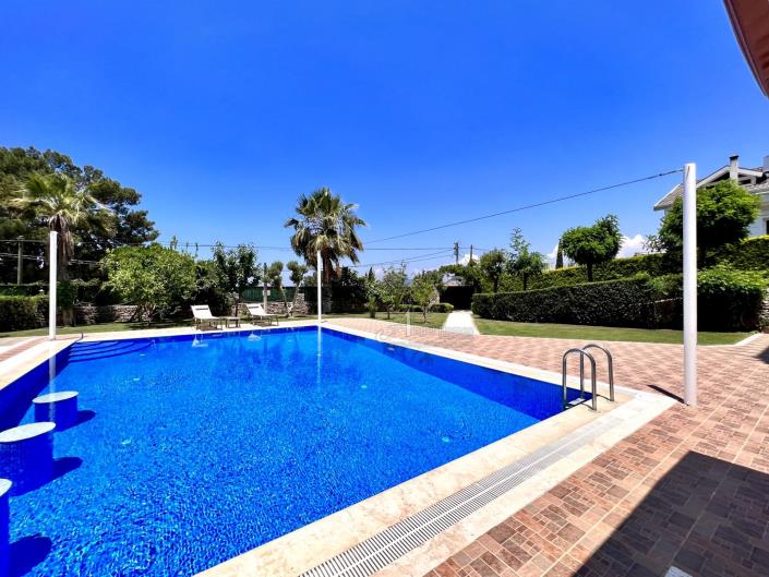 Image No.10-8 Bed Villa for sale