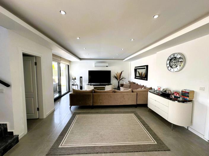 Image No.9-6 Bed Villa / Detached for sale