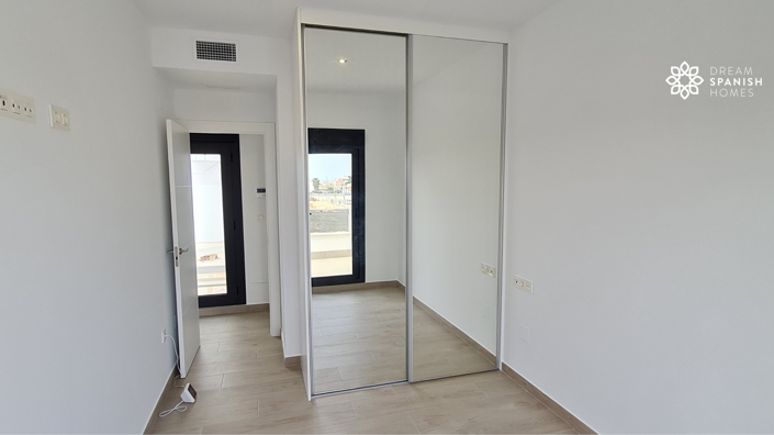 Image No.9-3 Bed House for sale