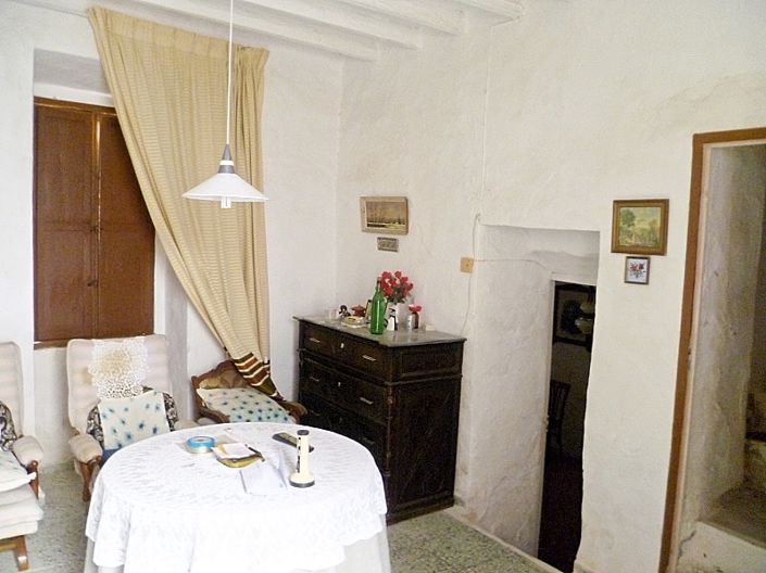 Image No.10-8 Bed Townhouse for sale