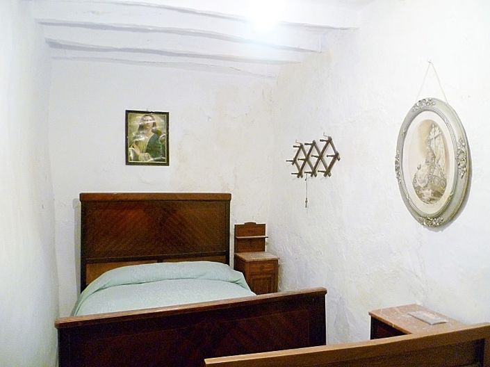 Image No.12-8 Bed Townhouse for sale