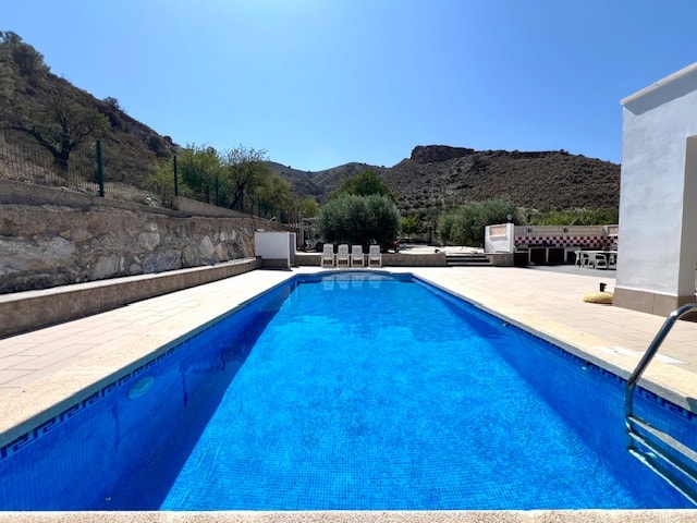 Image No.5-6 Bed House for sale