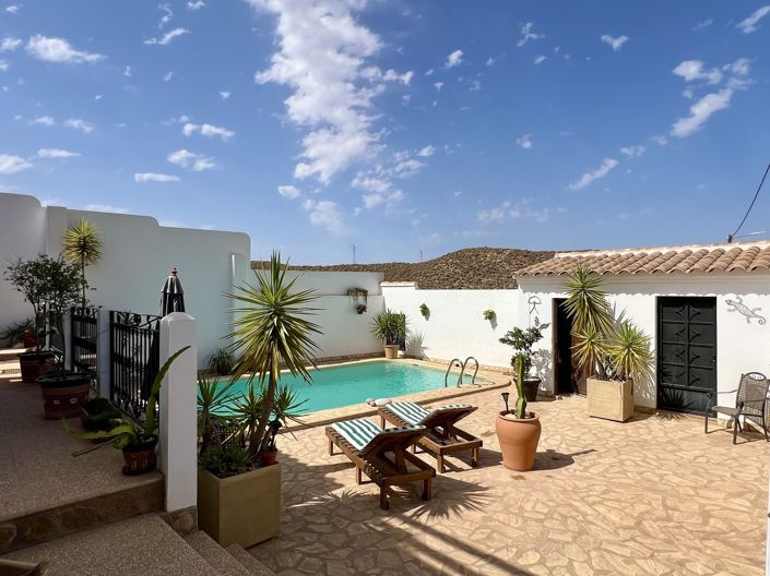 Image No.17-5 Bed Townhouse for sale