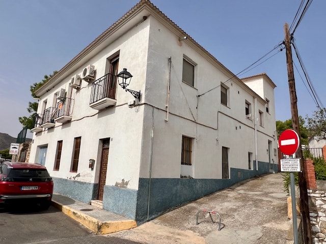 Image No.1-5 Bed Townhouse for sale