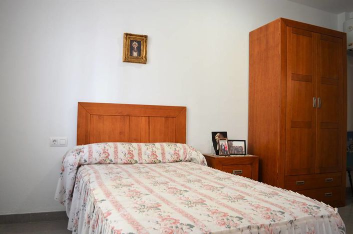 Image No.16-5 Bed Townhouse for sale