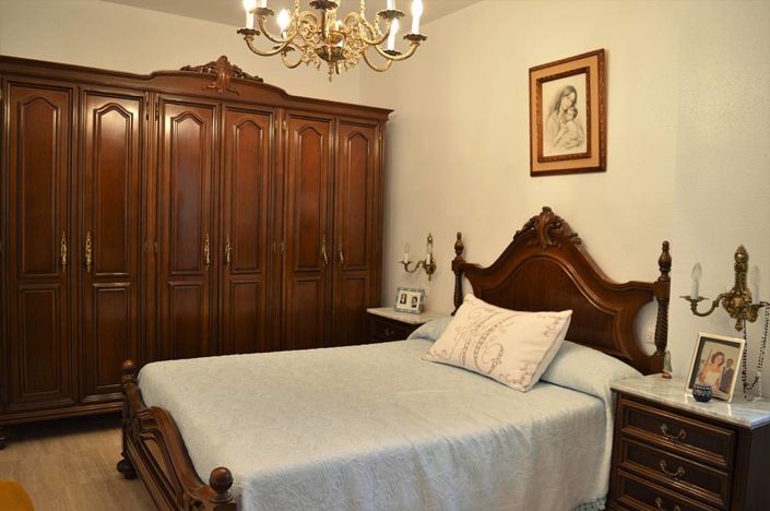 Image No.18-5 Bed Townhouse for sale