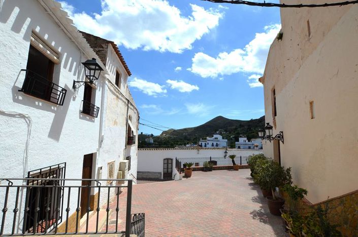 Image No.12-3 Bed Townhouse for sale