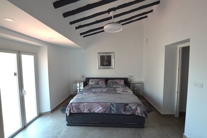 Image No.14-6 Bed Townhouse for sale