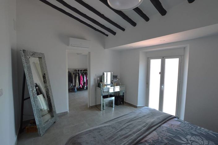 Image No.15-6 Bed Townhouse for sale