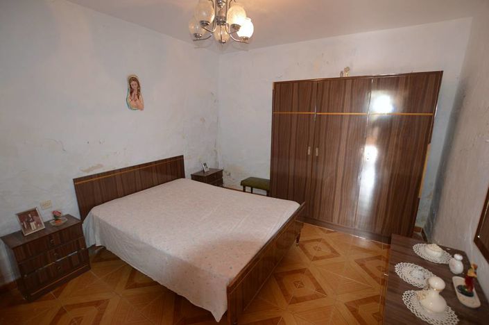 Image No.16-5 Bed Townhouse for sale