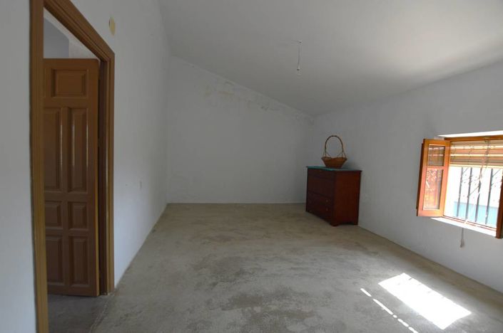 Image No.19-5 Bed Townhouse for sale