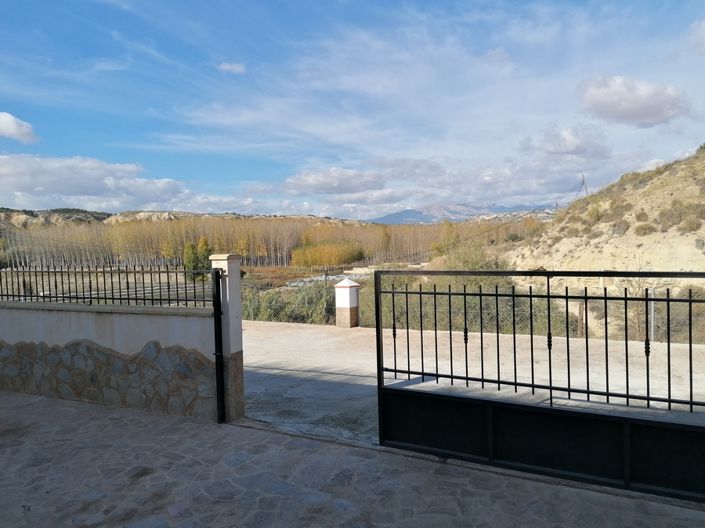 Image No.6-5 Bed House for sale