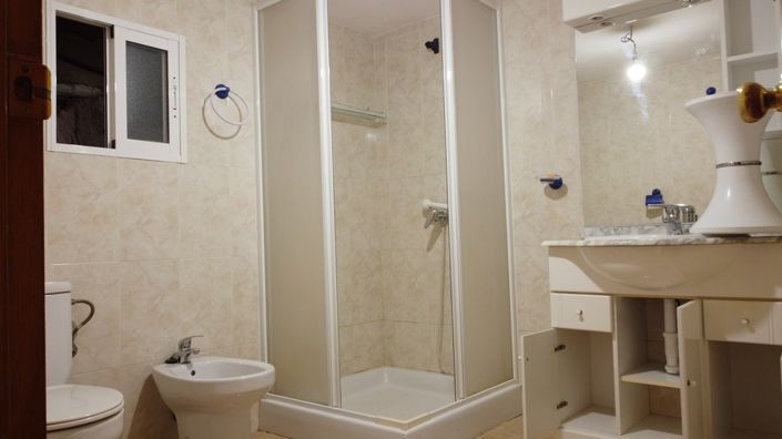 Image No.15-6 Bed Property for sale