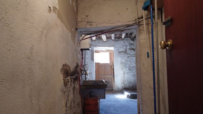 Image No.16-6 Bed Property for sale