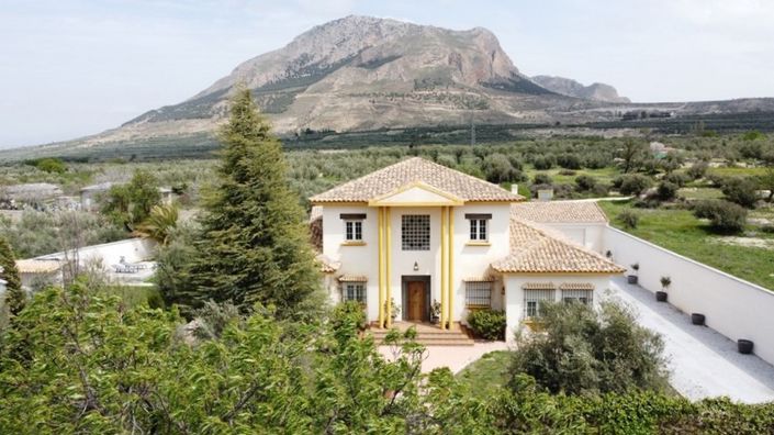 Image No.4-4 Bed Property for sale