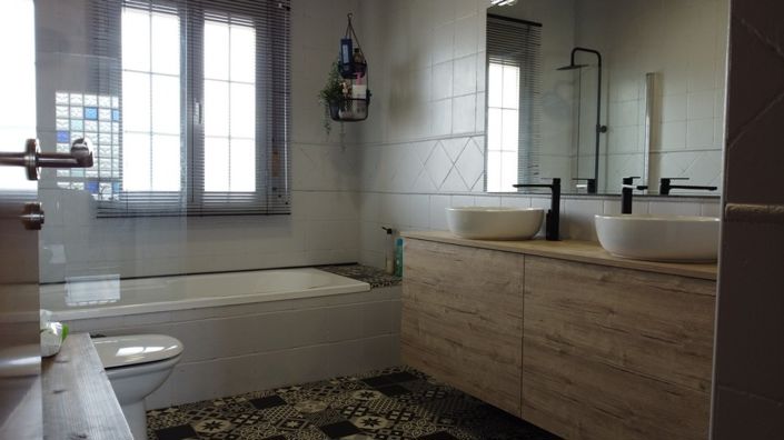 Image No.47-4 Bed Property for sale