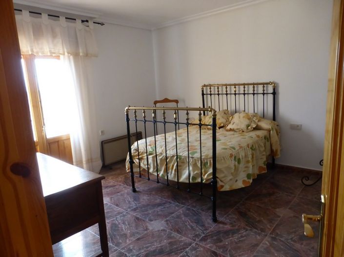 Image No.26-4 Bed Property for sale