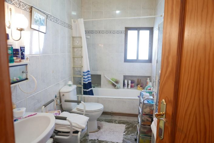 Image No.26-7 Bed Property for sale