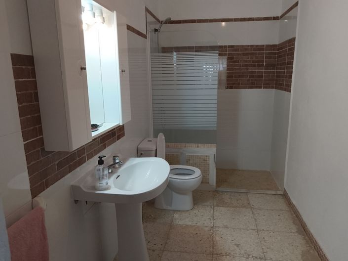 Image No.17-6 Bed Property for sale