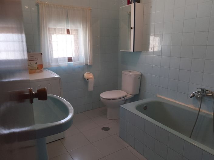 Image No.26-6 Bed Property for sale