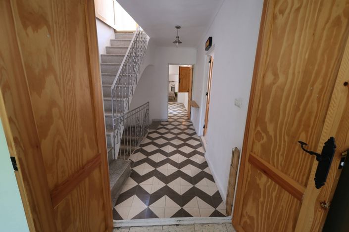 Image No.20-6 Bed Property for sale