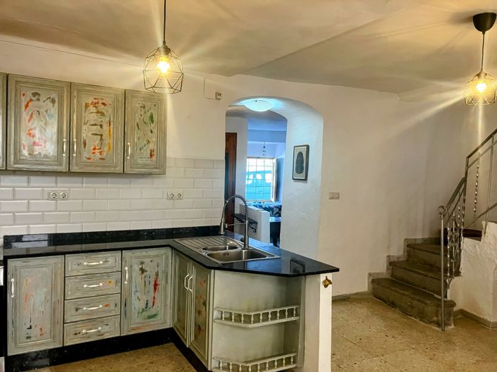 Image No.41-6 Bed Property for sale