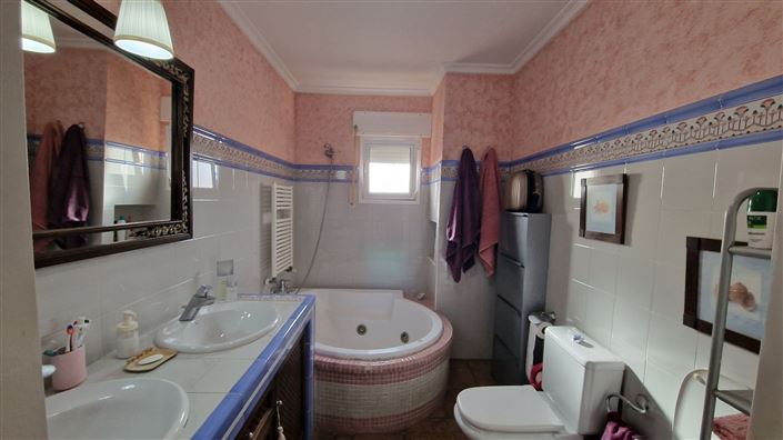 Image No.40-5 Bed Property for sale