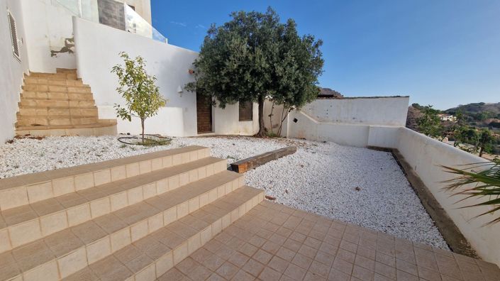 Image No.13-6 Bed Property for sale