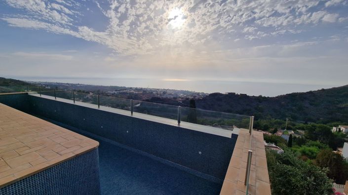 Image No.3-6 Bed Property for sale