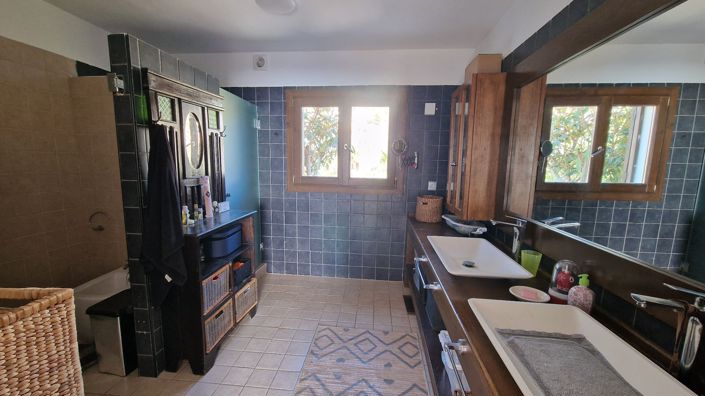 Image No.31-6 Bed Property for sale