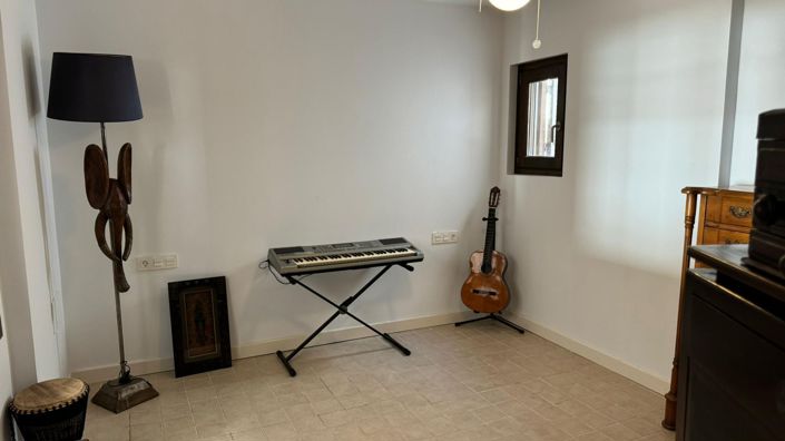 Image No.33-6 Bed Property for sale