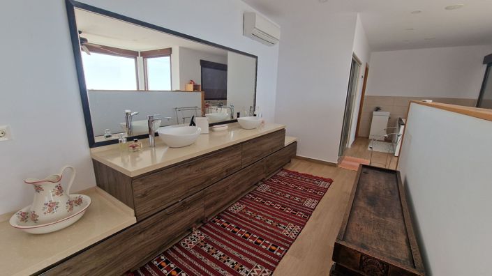 Image No.45-6 Bed Property for sale