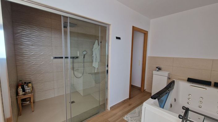 Image No.46-6 Bed Property for sale