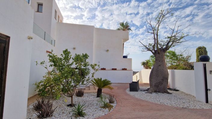 Image No.9-6 Bed Property for sale