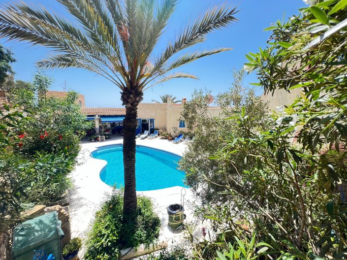 Image No.1-4 Bed Property for sale