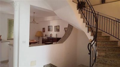 parte-sala-e-scala-piano-terra