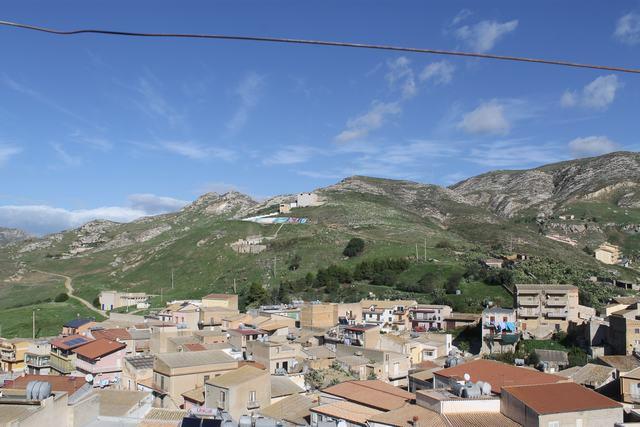 Image No.25-1 Bed Townhouse for sale