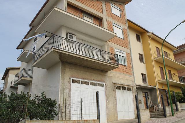 Image No.1-4 Bed House for sale