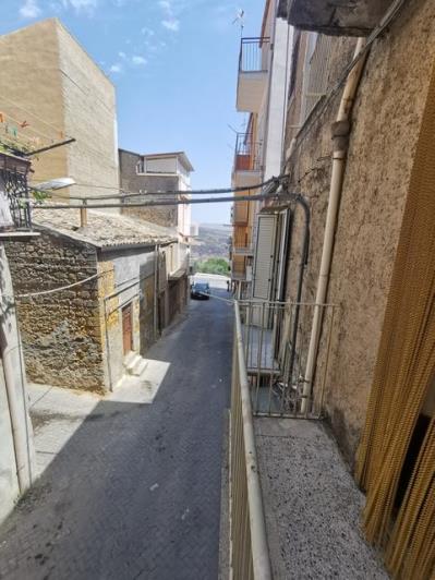 Image No.25-2 Bed Townhouse for sale