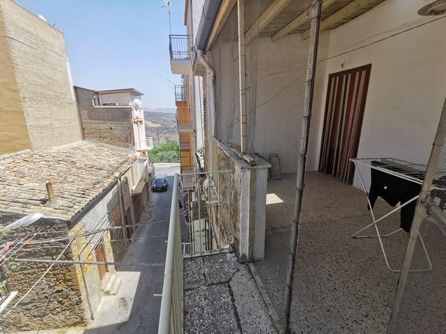 Image No.32-2 Bed Townhouse for sale