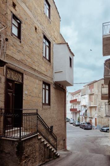 Image No.33-2 Bed Townhouse for sale