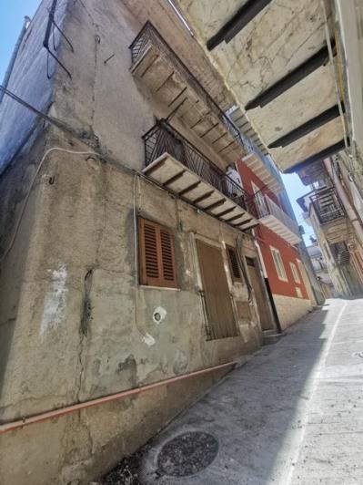 Image No.17-2 Bed Townhouse for sale