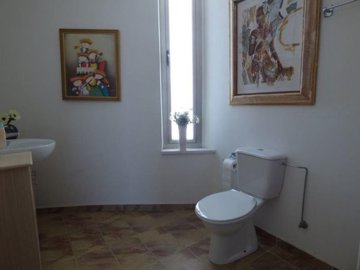 Three Bedroom Penthouse Apt With Pool In Larnaca Centre