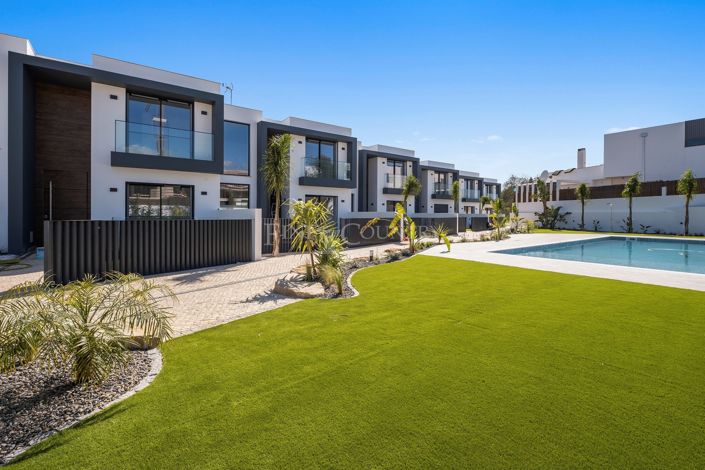 Image No.1-4 Bed Semi-Detached for sale