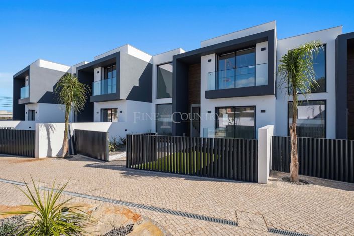 Image No.3-4 Bed Semi-Detached for sale